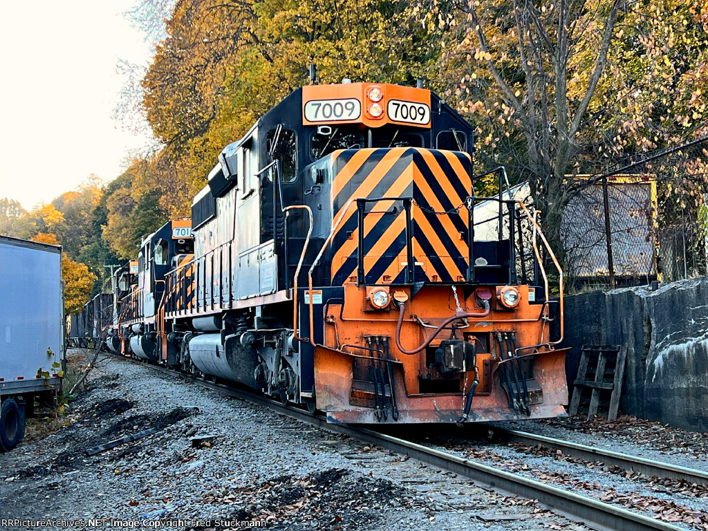 WE 7009 & Co. wait on the transfer for permission out onto the CSX.